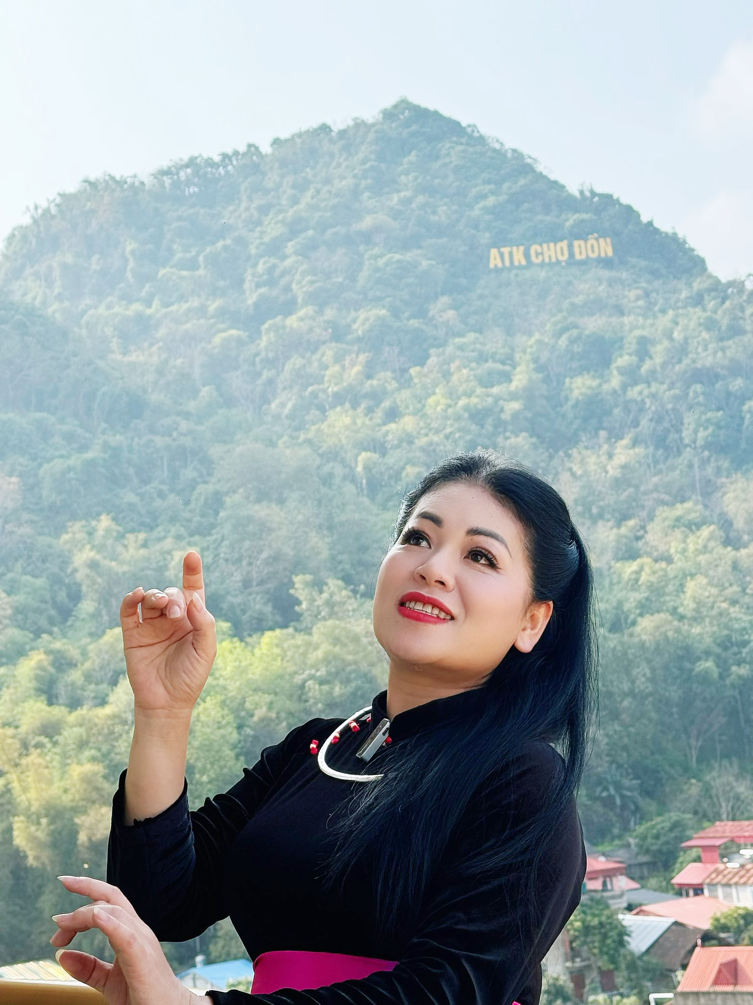 Nhan sắc mặn m&agrave; tuổi 50 của "nữ ho&agrave;ng nhạc đỏ" l&agrave; mẹ đơn th&acirc;n nu&ocirc;i 4 con - Ảnh 1.