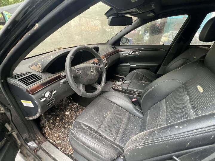 &Ocirc; t&ocirc; Mercedes S63 bị bỏ qu&ecirc;n 10 năm ở H&agrave; Nội l&agrave; tang vật vụ &aacute;n - Ảnh 2.