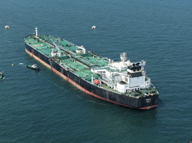 Sau hơn 1 th&aacute;ng mắc kẹt, si&ecirc;u t&agrave;u chở 2 triệu th&ugrave;ng dầu ch&iacute;nh thức vượt eo biển Hormuz, sắp cập bến l&aacute;ng giềng Việt Nam - Ảnh 1.