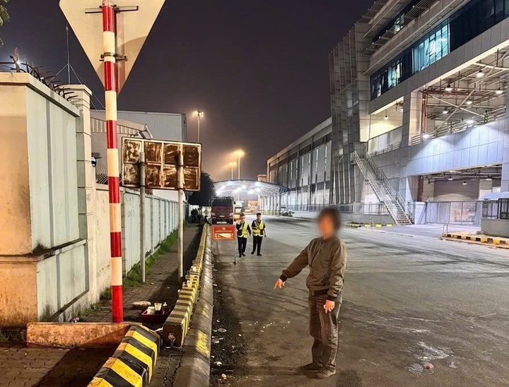 Khởi tố người phụ nữ b&aacute;n h&agrave;ng rong tại s&acirc;n bay Nội B&agrave;i G&acirc;y rối trật tự c&ocirc;ng cộng - Ảnh 2.