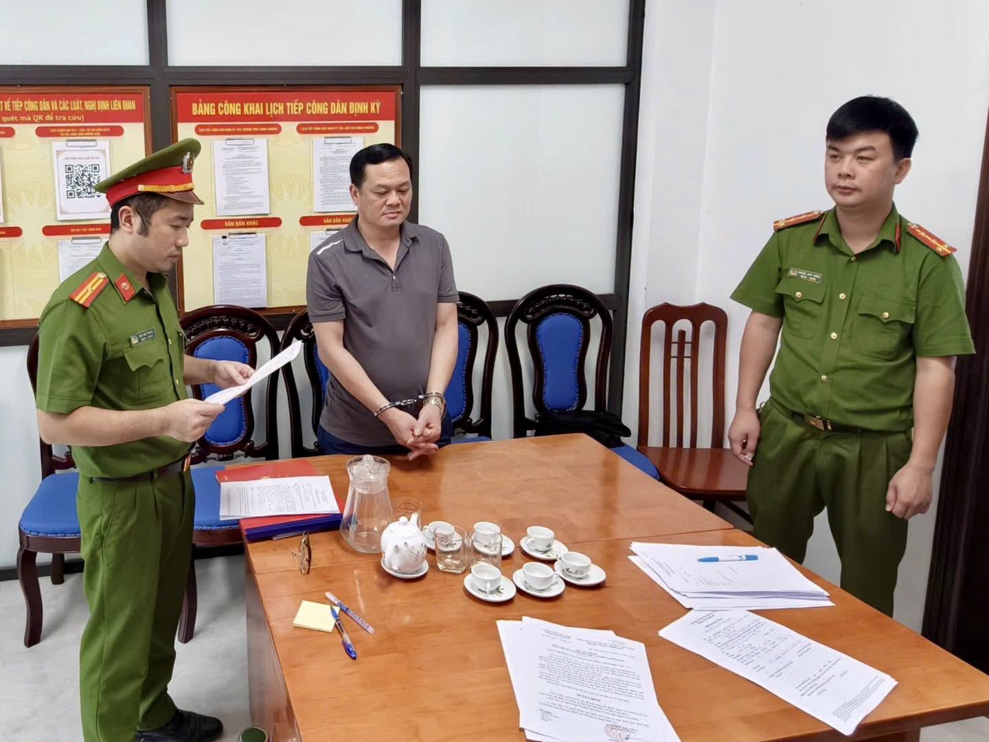 Thi hành lệnh bắt tạm giam nguyên cán bộ Uỷ ban Kiểm tra Tỉnh uỷ Bùi Văn Phúc SN 1981 - Ảnh 1.