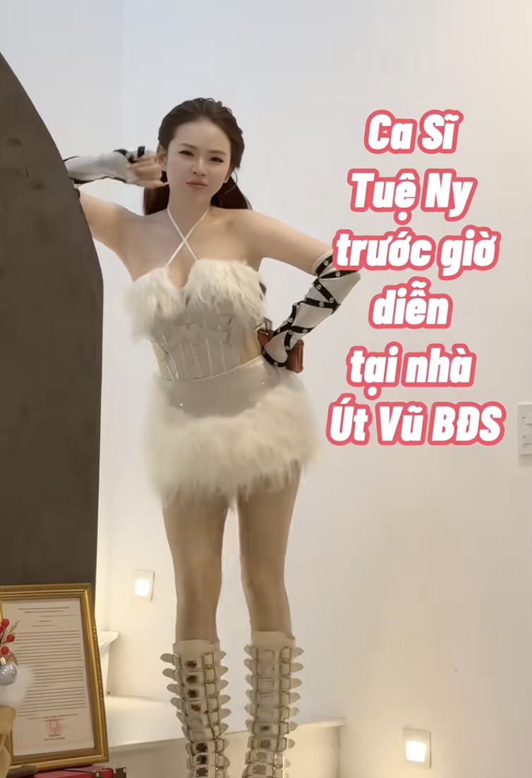 Nữ ca sĩ xuất hiện trong nh&agrave; chồng Gon Pink l&agrave; ai?- Ảnh 1.