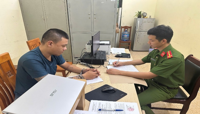 Cựu Ph&oacute; chủ tịch phường "x&agrave;o ke" xuy&ecirc;n đ&ecirc;m trong nh&agrave; nghỉ c&ugrave;ng 2 nữ nh&acirc;n vi&ecirc;n - Ảnh 2.