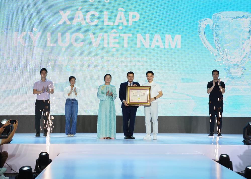 Vợ chồng B&igrave;nh An &ndash; Phương Nga s&aacute;nh đ&ocirc;i dự sự kiện ra mắt bộ sưu tập Xu&acirc;n H&egrave; 2026 - Ảnh 4.