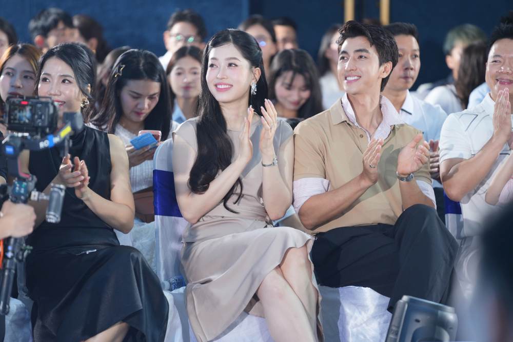 Vợ chồng B&igrave;nh An &ndash; Phương Nga s&aacute;nh đ&ocirc;i dự sự kiện ra mắt bộ sưu tập Xu&acirc;n H&egrave; 2026 - Ảnh 1.