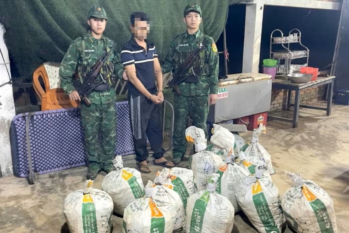 Bắt quả tang đối tượng vận chuyển, cất giấu gần 400kg nghi thuốc nổ - Ảnh 1.