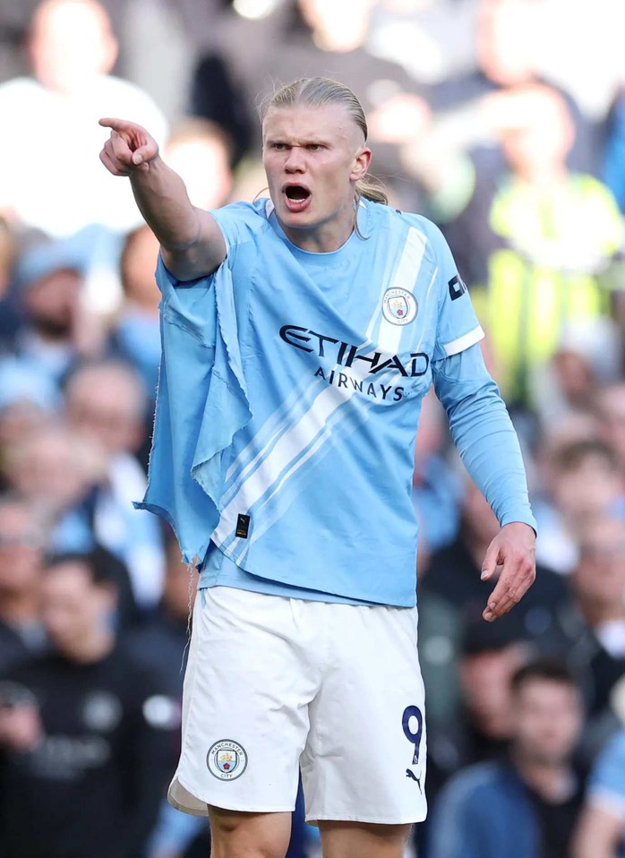 Haaland &ldquo;cứu&rdquo; Gabriel tho&aacute;t thẻ đỏ - Ảnh 3.