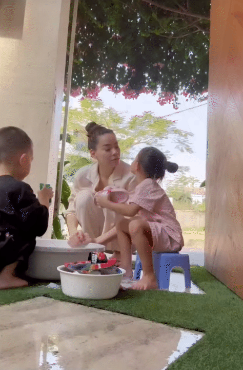 Dậy từ 5 giờ s&aacute;ng l&agrave;m b&aacute;nh c&ugrave;ng mẹ, dạy mẹ ngoại ngữ: B&eacute; Lisa - con g&aacute;i H&agrave; Hồ mới 6 tuổi khiến d&acirc;n mạng th&iacute;ch th&uacute; v&igrave; qu&aacute; lanh lợi- Ảnh 8.