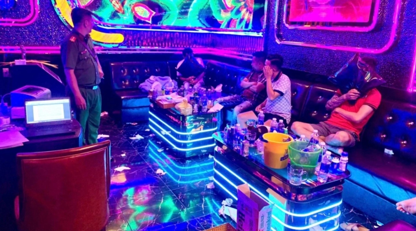 Cựu ph&oacute; chủ tịch phường sử dụng ma t&uacute;y c&ugrave;ng nữ tiếp vi&ecirc;n tại H&agrave; Nội - Ảnh 1.