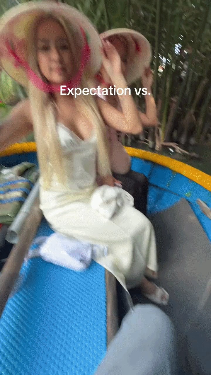 2 cô gái làm 1 việc trên sông khi du lịch Hội An hút gần 30 triệu lượt xem - Ảnh 1.