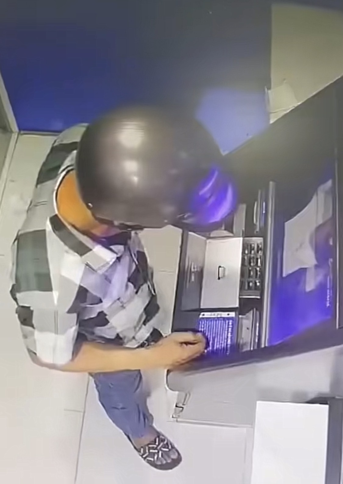 Cần l&agrave;m g&igrave; khi tiền nhả từ ATM kh&ocirc;ng phải của m&igrave;nh v&agrave;o năm 2026 - Ảnh 1.