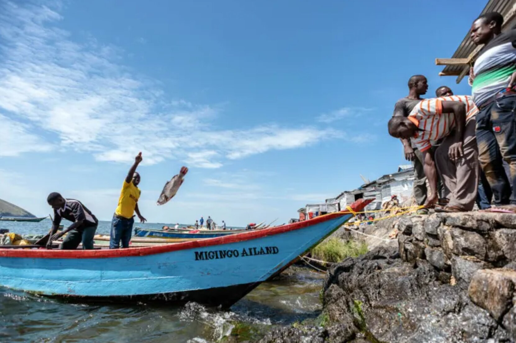 B&iacute; ẩn cuộc sống của người d&acirc;n trong ng&ocirc;i l&agrave;ng nhỏ hơn s&acirc;n b&oacute;ng đ&aacute;, gần 1.800 người chen ch&uacute;c mưu sinh - Ảnh 7.