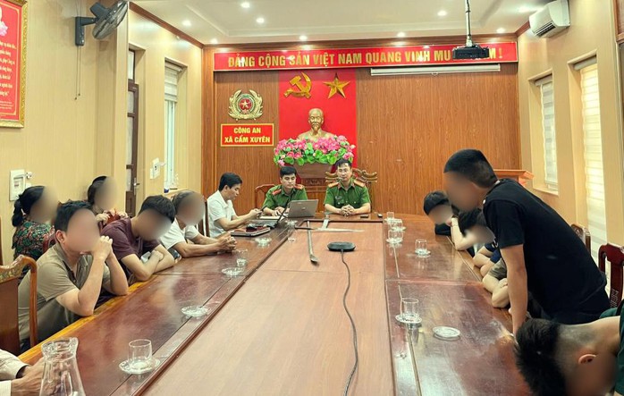 Ngăn chặn kịp thời nh&oacute;m thanh thiếu ni&ecirc;n chuẩn bị kiếm v&agrave; dao ph&oacute;ng lợn để đua xe tr&aacute;i ph&eacute;p - Ảnh 2.