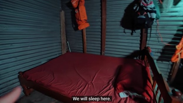 B&iacute; ẩn cuộc sống của người d&acirc;n trong ng&ocirc;i l&agrave;ng nhỏ hơn s&acirc;n b&oacute;ng đ&aacute;, gần 1.800 người chen ch&uacute;c mưu sinh - Ảnh 5.