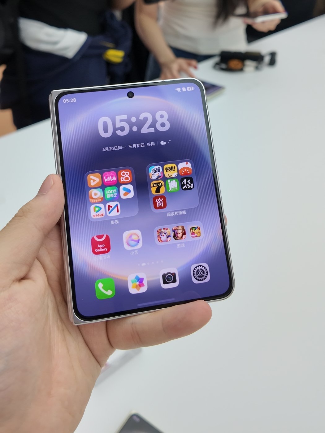 Huawei ra mắt smartphone gập Pura X Max đầu tiên thế giới với màn hình tỷ lệ A4 - Ảnh 2.