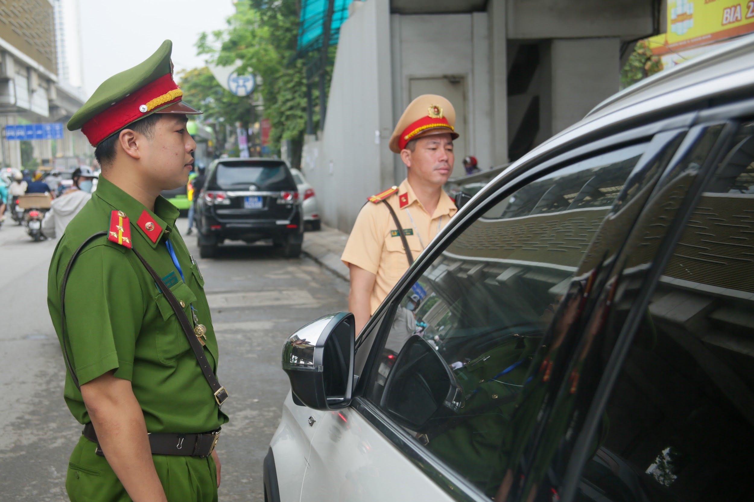 CSGT Hà Nội sử dụng thiết bị đặc biệt để xử lý 1 lỗi vi phạm giao thông phổ biến, các tài xế chú ý - Ảnh 2.
