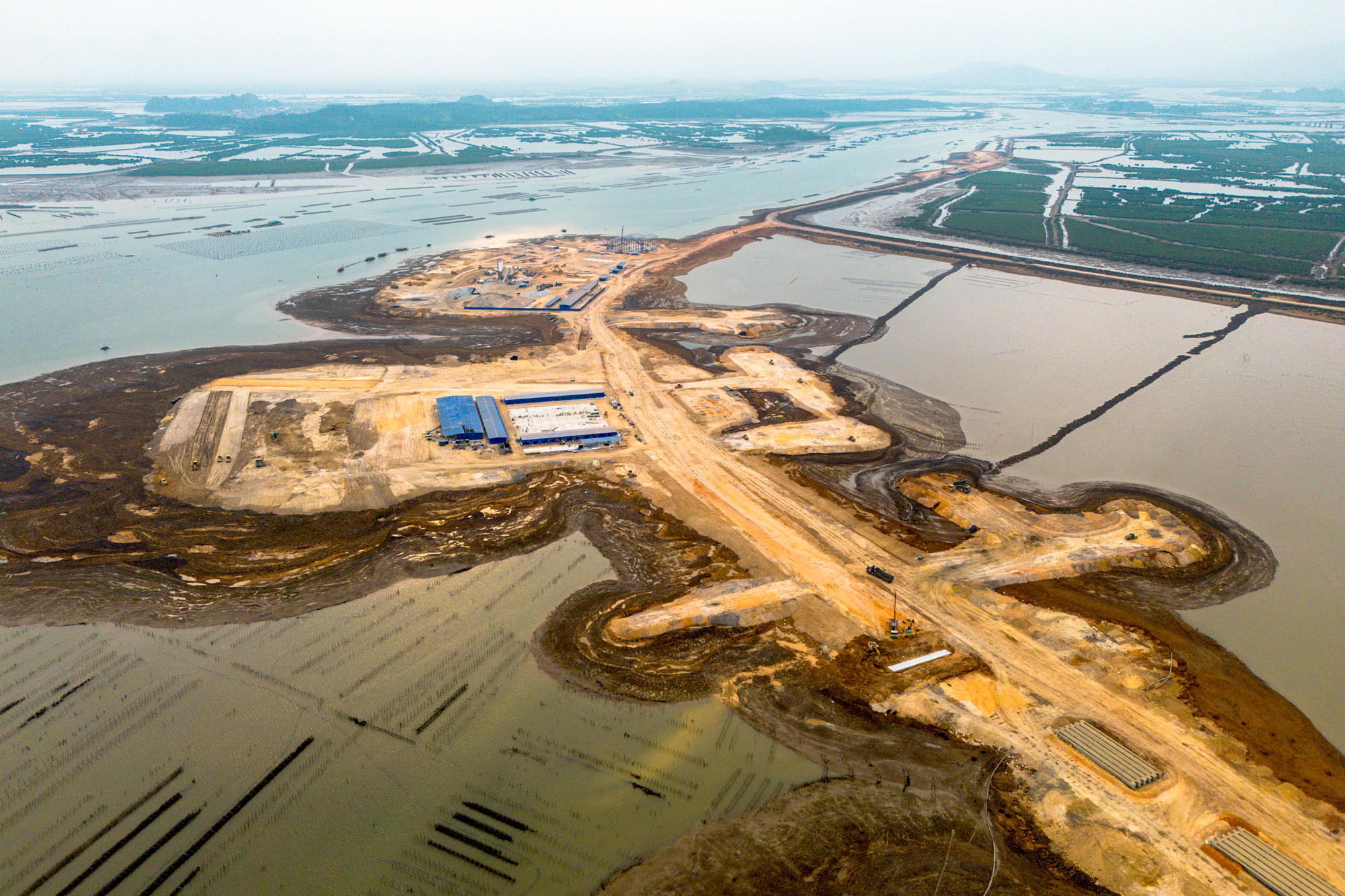 To&agrave;n cảnh si&ecirc;u dự &aacute;n 18 tỷ USD của Vinhomes:  Rộng như một th&agrave;nh phố, tổng mức đầu tư bằng  GDP 18 nước cộng lại - Ảnh 3.