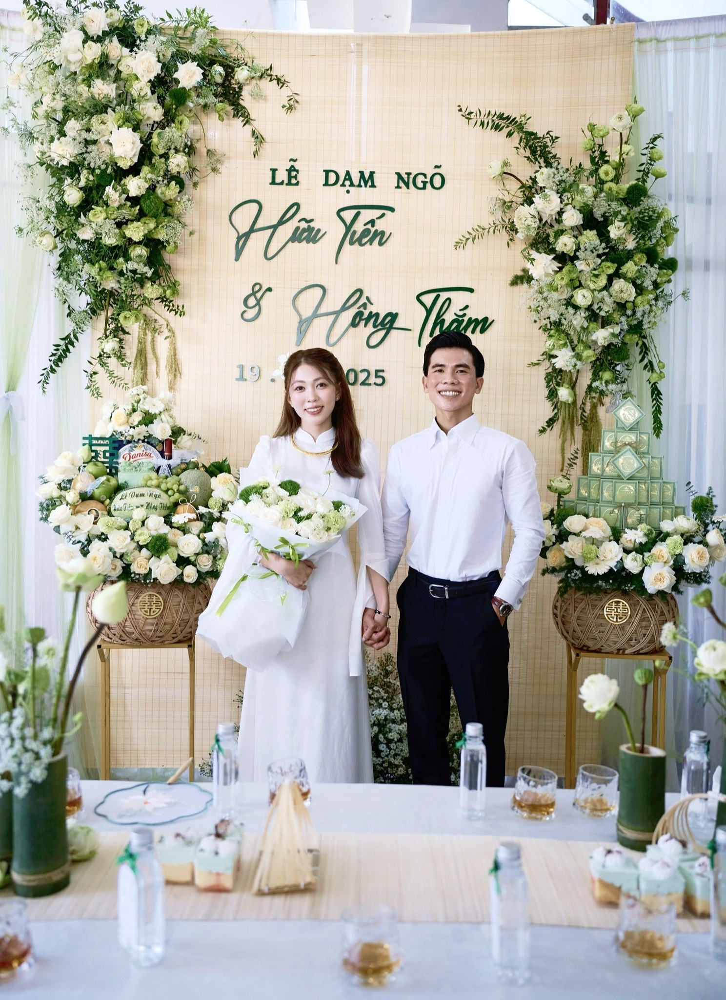 C&ocirc; d&acirc;u ch&uacute; rể &ldquo;đ&aacute;nh y&ecirc;u&rdquo; ngay tr&ecirc;n s&acirc;n khấu cưới h&uacute;t 2,5 triệu view: Ch&uacute; rể run, xin lỗi vợ li&ecirc;n tục- Ảnh 4.