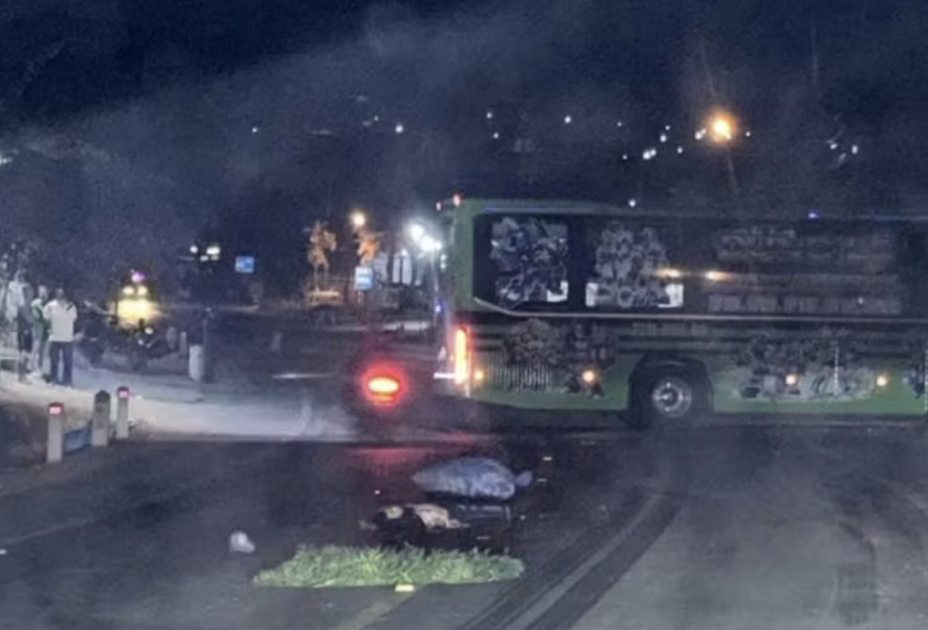 Tai nạn xe kh&aacute;ch t&ocirc;ng xe m&aacute;y khiến 2 người tử vong tại gia Lai - Ảnh 1.