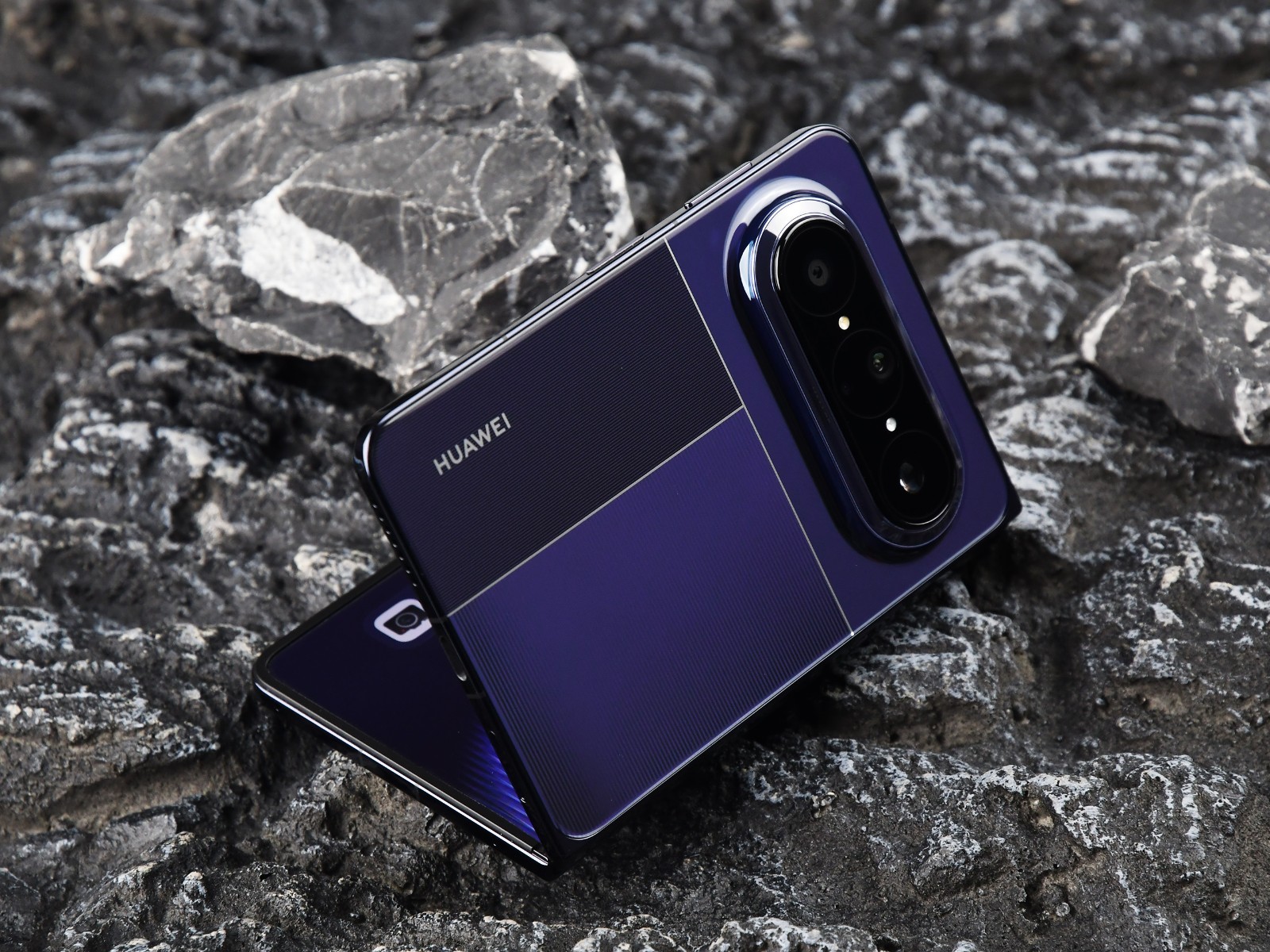 Huawei ra mắt smartphone gập Pura X Max đầu tiên thế giới với màn hình tỷ lệ A4 - Ảnh 1.