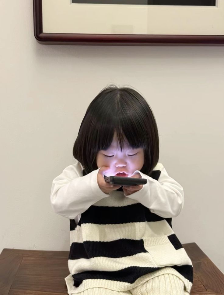 Cảnh b&aacute;o cho c&aacute;c gia đ&igrave;nh c&oacute; con d&ugrave;ng điện thoại hơn 2 tiếng mỗi ng&agrave;y - Ảnh 1.