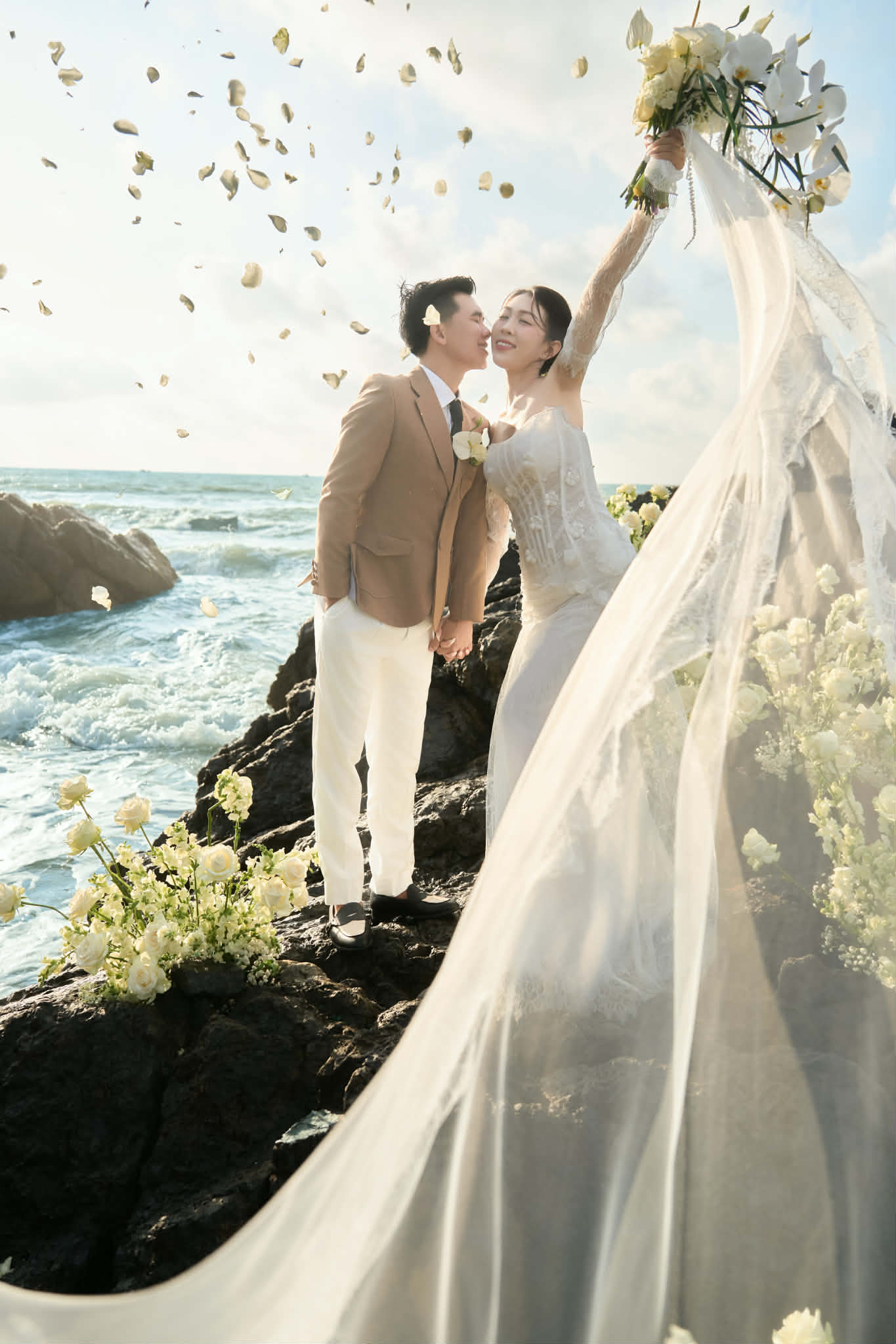 C&ocirc; d&acirc;u ch&uacute; rể &ldquo;đ&aacute;nh y&ecirc;u&rdquo; ngay tr&ecirc;n s&acirc;n khấu cưới h&uacute;t 2,5 triệu view: Ch&uacute; rể run, xin lỗi vợ li&ecirc;n tục- Ảnh 6.