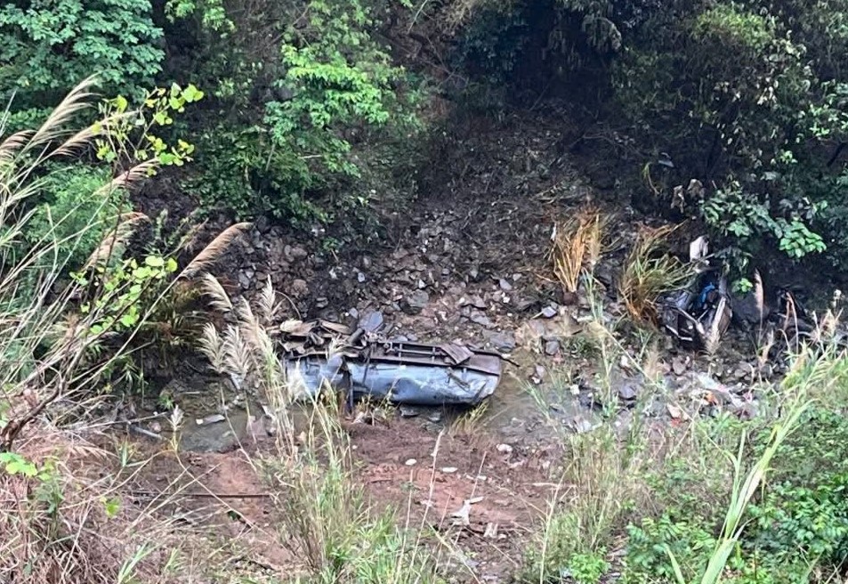 Xe bồn rơi xuống vực sâu 100 m tại Sơn La khiến tài xế tử vong thương tâm - Ảnh 1.