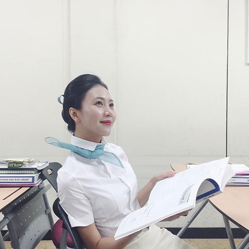 Cựu tiếp vi&ecirc;n Vietnam Airlines đ&oacute;ng MV với Sơn T&ugrave;ng M-TP: Lấy chồng gi&aacute;m đốc ở H&agrave; Nội, sinh liền 2 con, giờ ra sao? - Ảnh 2.