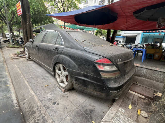 Xe sang Mercedes bị &ldquo;bỏ qu&ecirc;n&rdquo; 10 năm tr&ecirc;n vỉa h&egrave; H&agrave; Nội: C&ocirc;ng an th&ocirc;ng tin bất ngờ - Ảnh 1.