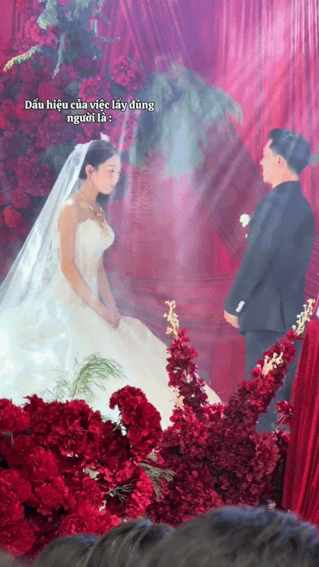 C&ocirc; d&acirc;u ch&uacute; rể &ldquo;đ&aacute;nh y&ecirc;u&rdquo; ngay tr&ecirc;n s&acirc;n khấu cưới h&uacute;t 2,5 triệu view: Ch&uacute; rể run, xin lỗi vợ li&ecirc;n tục- Ảnh 1.