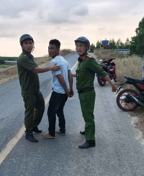 Nghi phạm s&aacute;t hại vợ ở x&atilde; Cam an , kh&aacute;nh h&ograve;a bị bắt giữ điều tra - Ảnh 1.