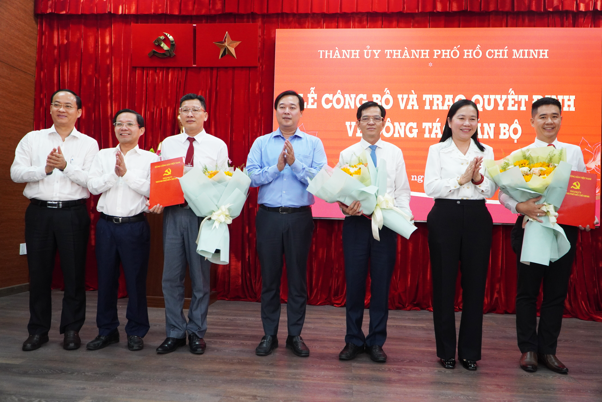 Công bố quyết định công tác cán bộ tại đảng ủy TPHCM năm 2026 - Ảnh 2.