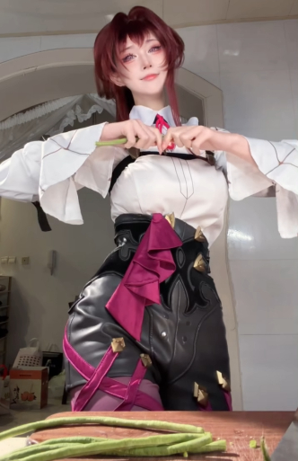 Vừa cosplay, vừa trổ t&agrave;i "bếp n&uacute;c", nữ coser khiến CDM th&iacute;ch th&uacute; - Ảnh 2.