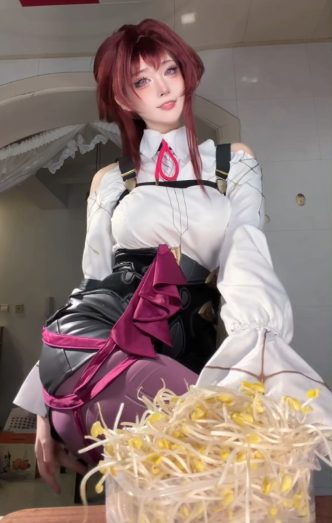 Vừa cosplay, vừa trổ t&agrave;i "bếp n&uacute;c", nữ coser khiến CDM th&iacute;ch th&uacute; - Ảnh 3.