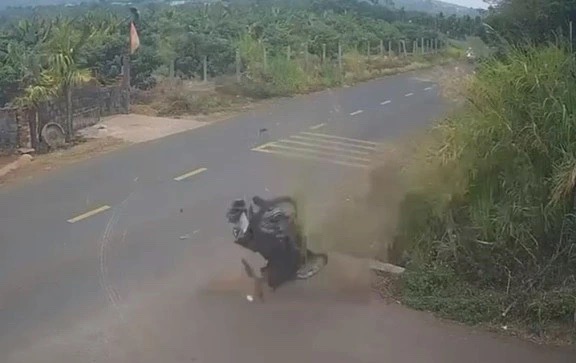 Đ&igrave;nh chỉ thiếu t&aacute; CSGT để điều tra vụ tai nạn l&agrave;m nam sinh lớp 12 tử vong ở Đắk Lắk - Ảnh 1.