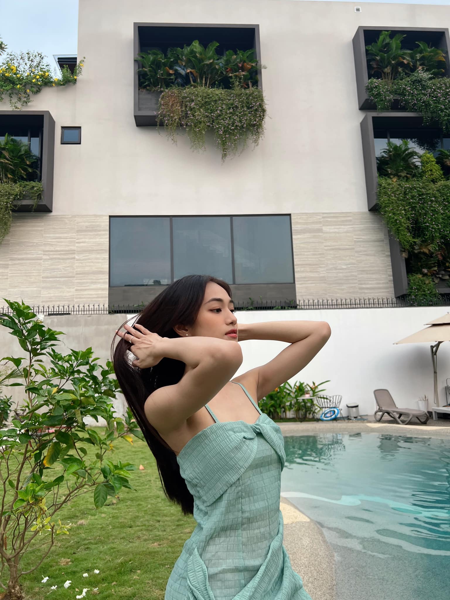 Tiểu tam trơ trẽn trong phim "B&oacute;ng ma hạnh ph&uacute;c": Ngo&agrave;i đời c&ograve;n sexy gợi cảm "ăn đứt" trong phim- Ảnh 6.