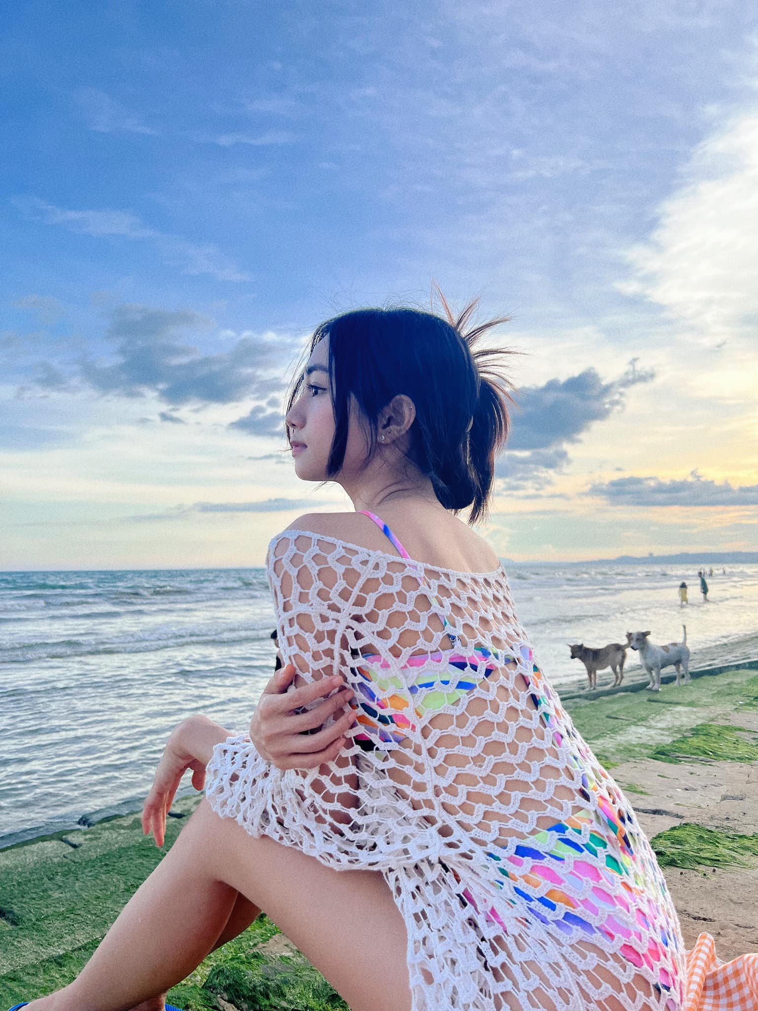 Tiểu tam trơ trẽn trong phim "B&oacute;ng ma hạnh ph&uacute;c": Ngo&agrave;i đời c&ograve;n sexy gợi cảm "ăn đứt" trong phim- Ảnh 11.