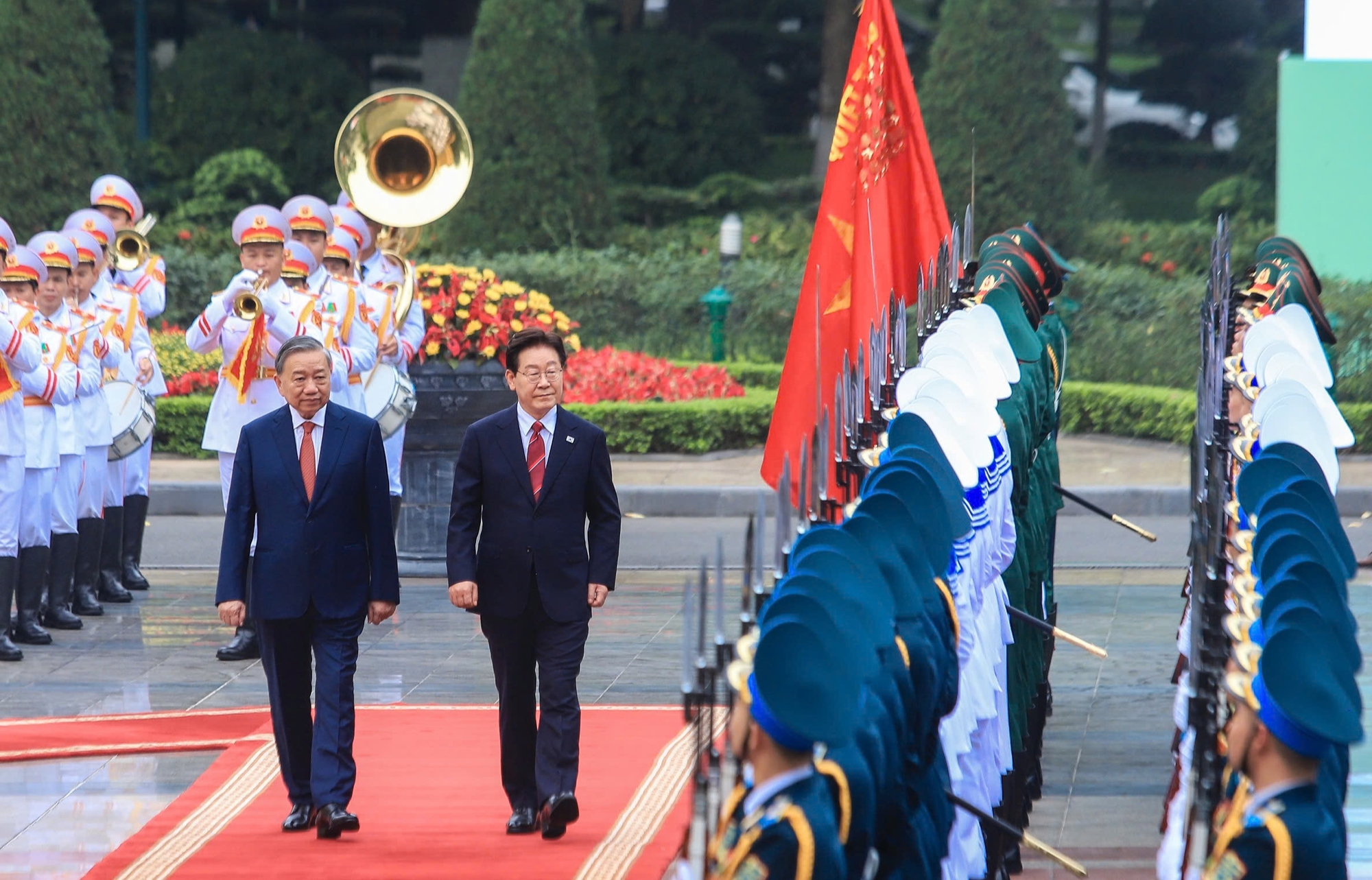 Việt Nam bắn 21 loạt đại b&aacute;c ch&agrave;o mừng Tổng thống H&agrave;n Quốc - Ảnh 1.