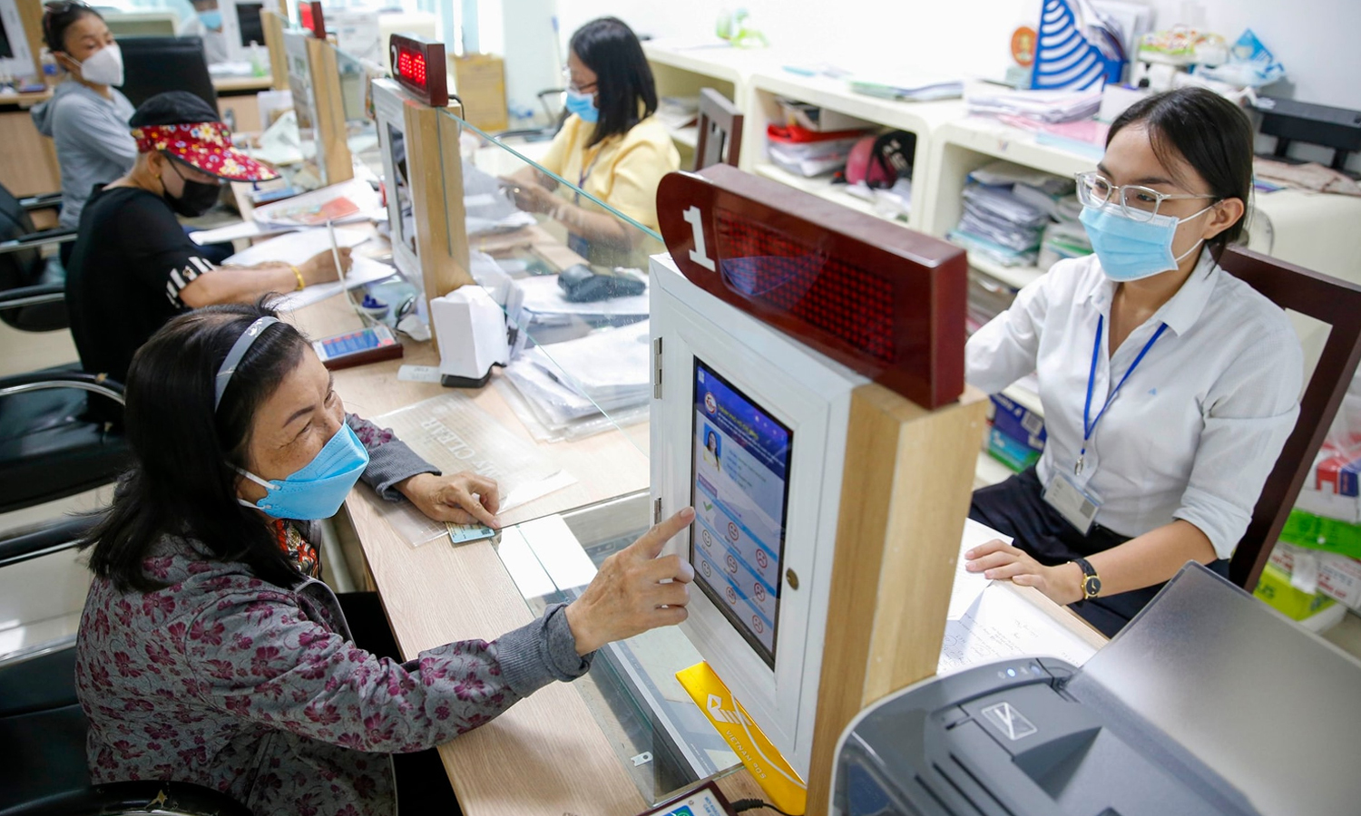 Thủ tướng yêu cầu 100 % cán bộ sử dụng nền tảng số trong chuyển đổi số đến năm 2026 - Ảnh 1.