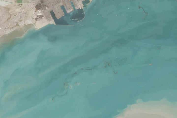 Ảnh vệ tinh phơi b&agrave;y thảm họa dầu loang do xung đột Trung Đ&ocirc;ng 2026 - Ảnh 1.