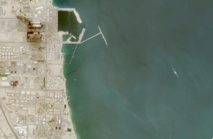 Ảnh vệ tinh phơi b&agrave;y thảm họa dầu loang do xung đột Trung Đ&ocirc;ng 2026 - Ảnh 3.