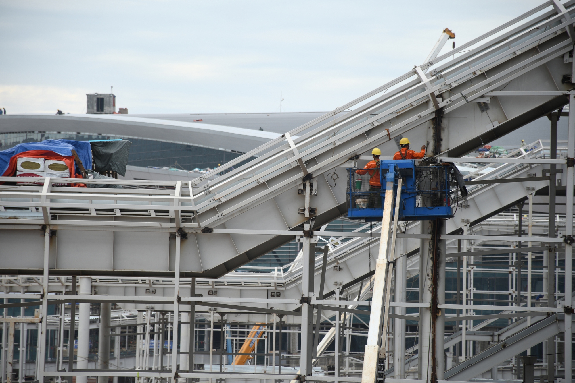 Thiếu hụt 40 % lao động tại c&ocirc;ng trường s&acirc;n bay Long Th&agrave;nh - Ảnh 1.