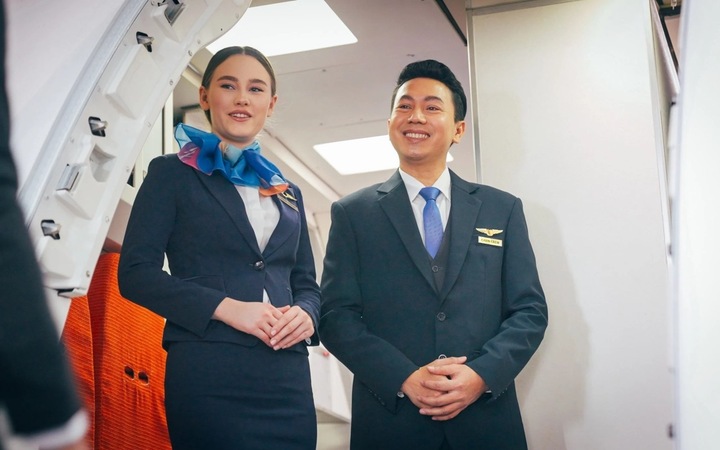 Sự thật đằng sau lời ch&agrave;o của tiếp vi&ecirc;n h&agrave;ng kh&ocirc;ng - Ảnh 1.