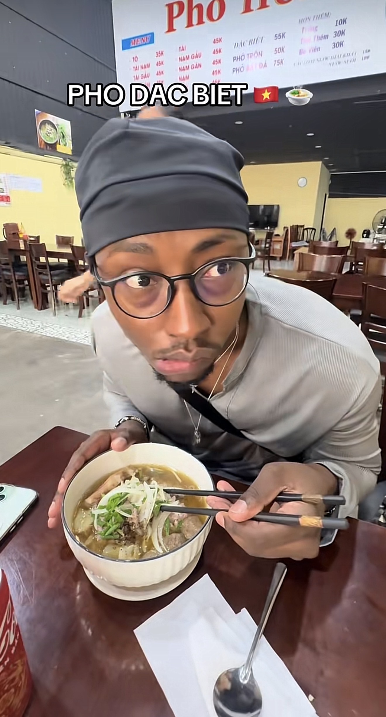 Kh&aacute;ch T&acirc;y chế b&agrave;i h&aacute;t về b&aacute;nh m&igrave; Việt Nam g&acirc;y sốt mạng x&atilde; hội  - Ảnh 1.