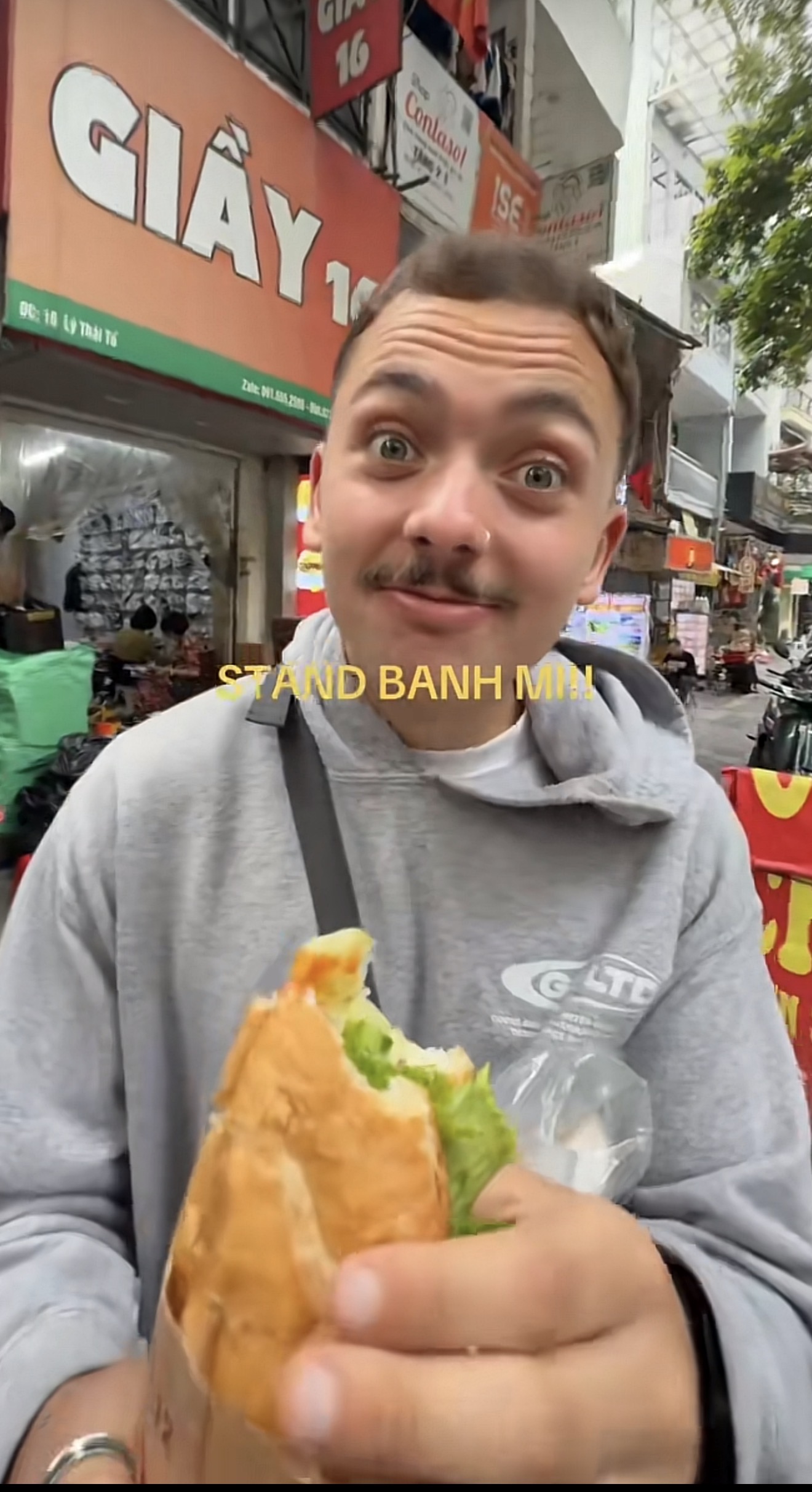 Kh&aacute;ch T&acirc;y chế b&agrave;i h&aacute;t về b&aacute;nh m&igrave; Việt Nam g&acirc;y sốt mạng x&atilde; hội  - Ảnh 4.