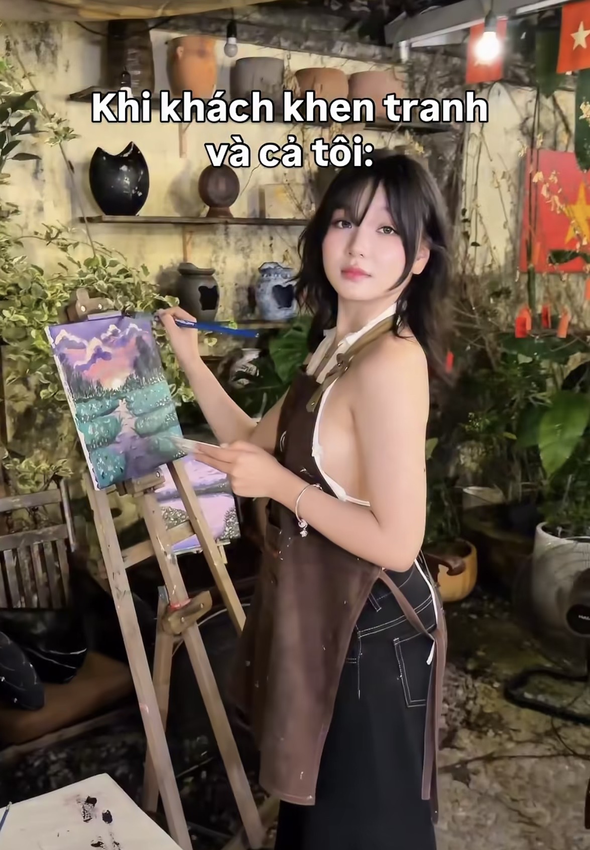 Nụ cười gây thương nhớ của gái xinh vẽ tranh, cầm cọ nhưng khiến trái tim fan nam tan chảy- Ảnh 1.