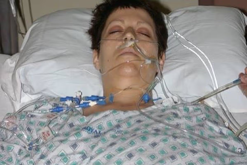 Người phụ nữ 36 tuổi chỉ c&ograve;n sống được 15 th&aacute;ng v&igrave; hồi nhỏ th&iacute;ch mặc &aacute;o của bố  - Ảnh 1.