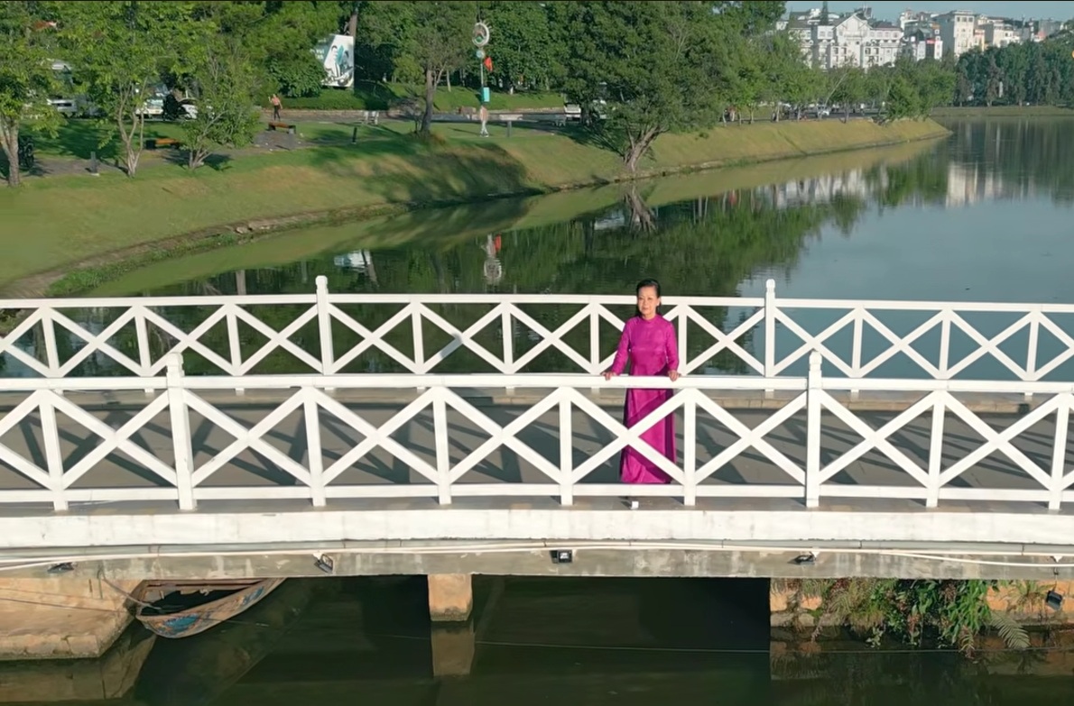 Kh&aacute;nh Ly: "T&ocirc;i đi ngang qua Hồ Xu&acirc;n Hương, r&uacute;t nhẫn ra vất xuống hồ" - Ảnh 2.