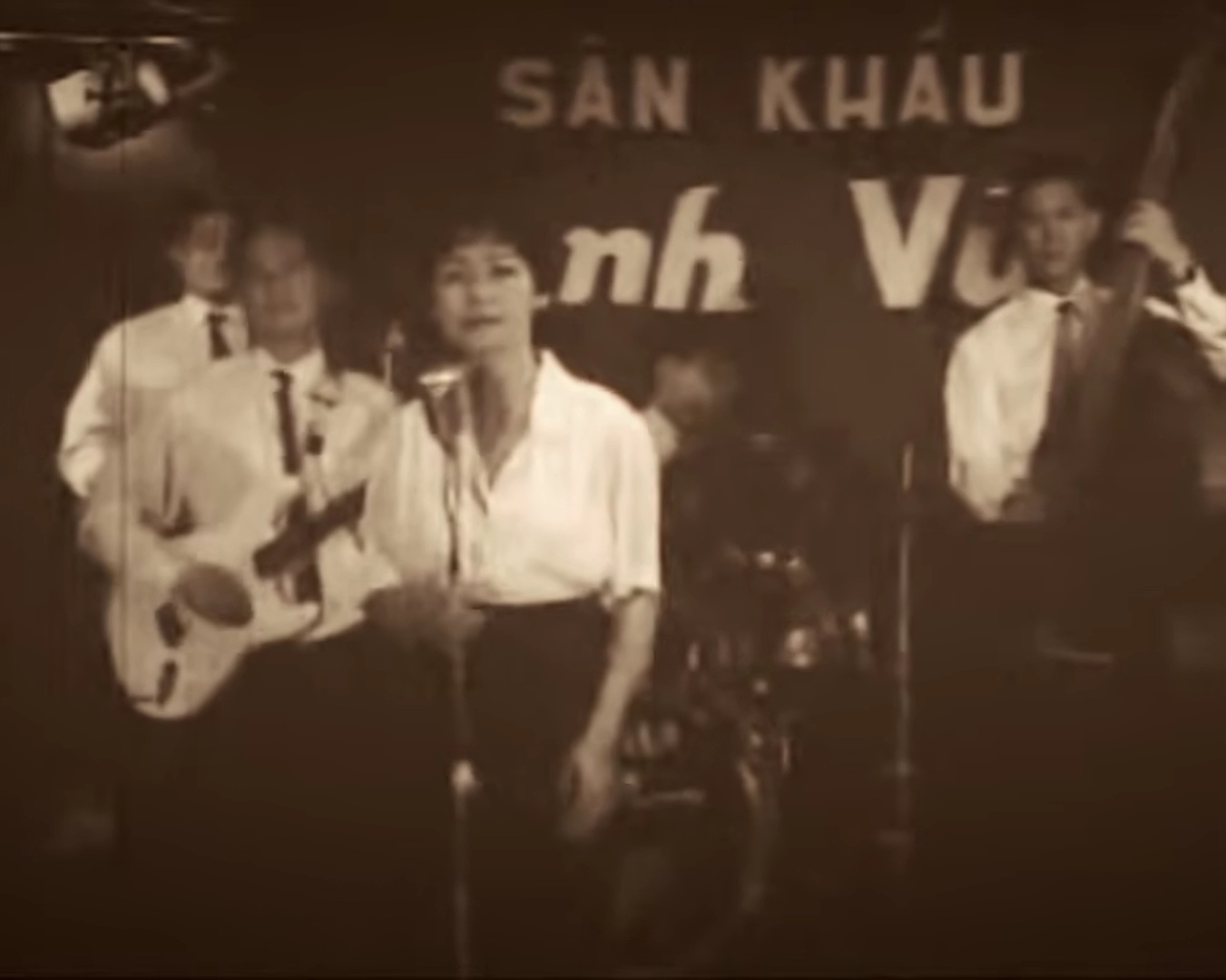 Kh&aacute;nh Ly đi h&aacute;t ở nh&agrave; h&agrave;ng bị &ocirc;ng chủ từ chối thẳng - Ảnh 2.