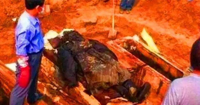 Đập hỏng 3 chiếc búa sắt mới mở được mộ Lý Liên Anh, cảnh tượng trong quan tài khiến chuyên gia lạnh gáy! - Ảnh 4.